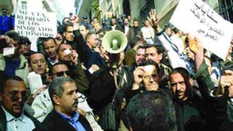 الخصم من الرواتب يُرعب عمال البلديات ويحاصر الاحتجاج