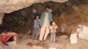 عاشت عشر سنوات في كهف وماتت تاركة فيه أبناءها