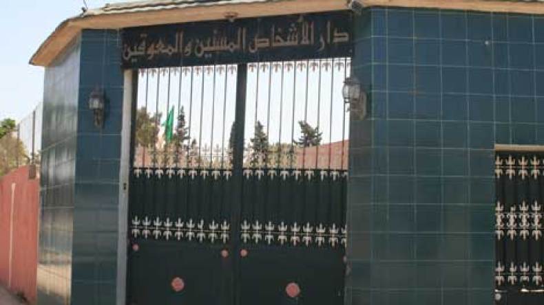 ذئب‭ ‬يفترس‭ ‬عجوزا‭ ‬في‭ ‬دار‭ ‬المسنين‭ ‬بوهران‭ ‬بعدما‭ ‬أمرها‭ ‬المدير‭ ‬بتنظيف‭ ‬قفصه‭ ‬وأغلق‭ ‬عليها‭ ‬بابه‭!‬