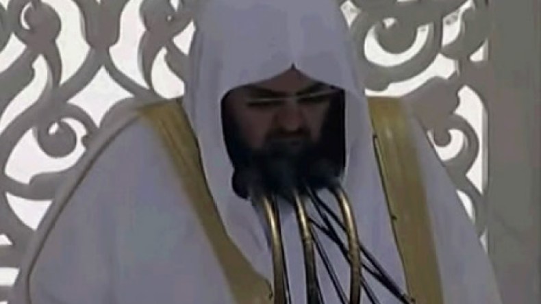 الشيخ السديس يبكي وهو يدعو لمصر وسوريا وبورما والأقصى