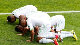 سجود اللاعبين بعد تسجيل الأهداف.. معتقد ديني أم مجرد بريستيج؟!
