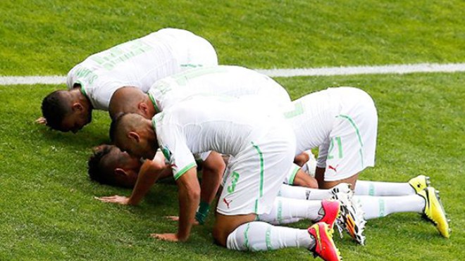 سجود اللاعبين بعد تسجيل الأهداف.. معتقد ديني أم مجرد بريستيج؟!