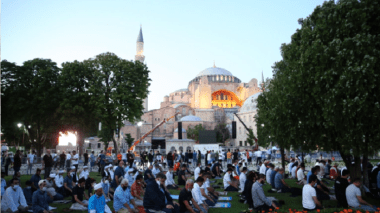 Prière inaugurale à Sainte-Sophie reconvertie en mosquée