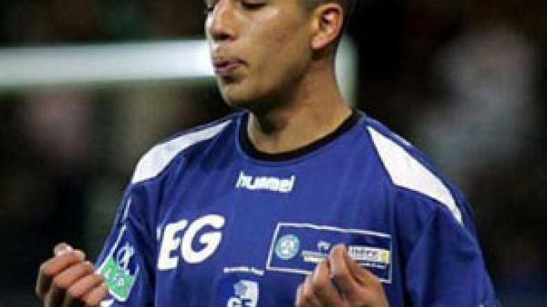 سفيان فيغولي يضيع من الجزائر ويواجه آمال تونس مع الديكة الاربعاء