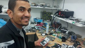 صهيب يبدع في تصليح الهواتف النقالة بمدينة الوادي