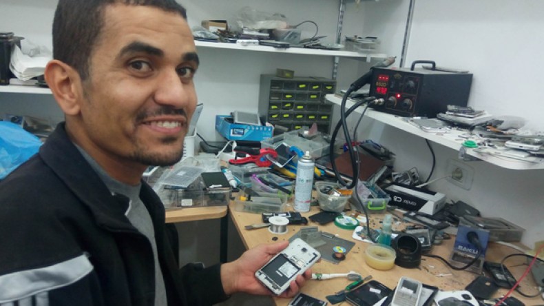 صهيب يبدع في تصليح الهواتف النقالة بمدينة الوادي
