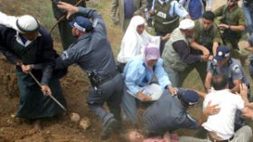 جندي‮ ‬يطلق‮ ‬النار‮ ‬على‮ ‬فلسطيني‮ ‬مكبل‮ ‬اليدين‮ ‬ومعصوب‮ ‬العينين