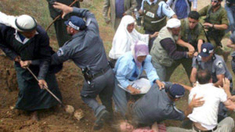 جندي‮ ‬يطلق‮ ‬النار‮ ‬على‮ ‬فلسطيني‮ ‬مكبل‮ ‬اليدين‮ ‬ومعصوب‮ ‬العينين