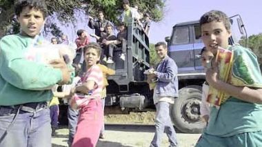 Ces enfants qui rompent le jeûne dans la rue