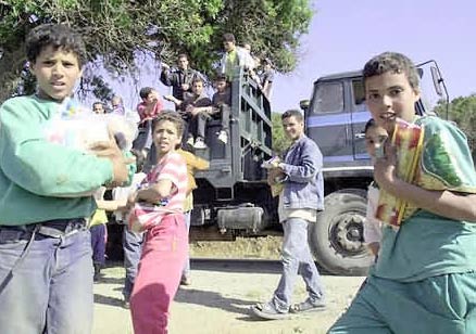 Ces enfants qui rompent le jeûne dans la rue