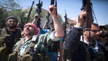 Syrie: 23 soldats tués lors de combats, nouvelles sanctions de l'UE