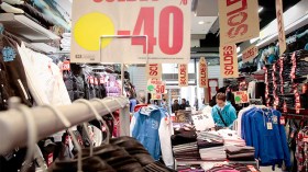 يخفضون دينارا واحدا على الأسعار الحقيقية ويردون على الزبائن بعبارة “مكانش الصرف”