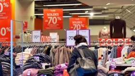 “الصولد” في الجزائر.. الإغراء باللافتات والثمن مزيف