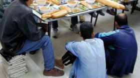 ” زوافرة ”  يتزاحمون  على  مطاعم  الرحمة  لتضميد  جراح  التشرّد  وإخماد  حرقة  الغربة