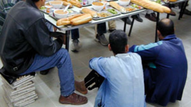 ” زوافرة ”  يتزاحمون  على  مطاعم  الرحمة  لتضميد  جراح  التشرّد  وإخماد  حرقة  الغربة