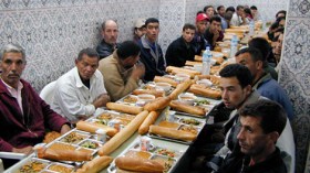 1500 مطعم رحمة في رمضان خارج القانون