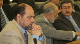 Une guerre féroce entre le RND et le FLN sur les directions de la campagne de Bouteflika