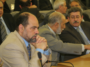 Une guerre féroce entre le RND et le FLN sur les directions de la campagne de Bouteflika