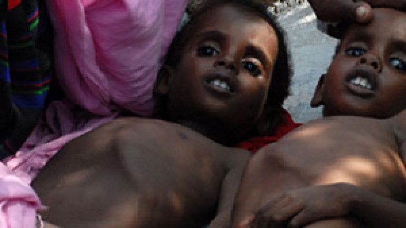 60 طنا من المواد الغذائية في قافلة تضامنية لمساعدة ضحايا الصومال