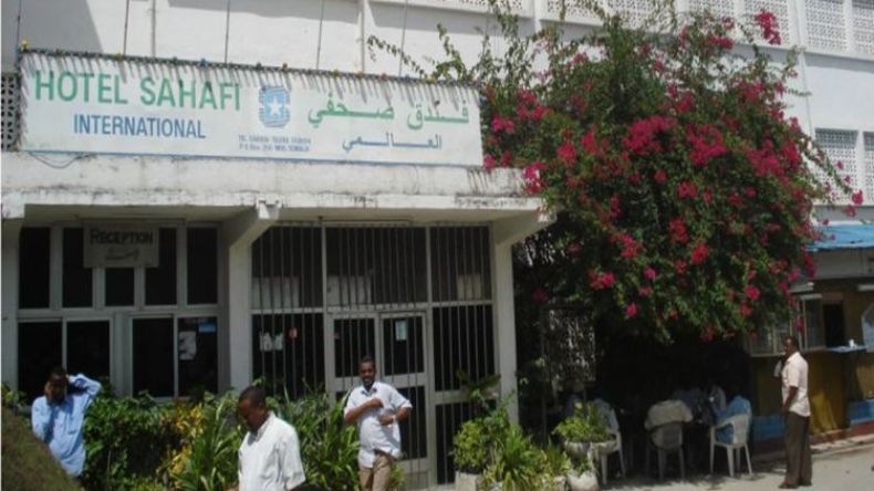 12 قتيلا على الأقل في تفجير سيارة مفخخة في فندق بمقديشو