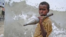 الكلاشينكوف أرخص من الخبز في مقديشو