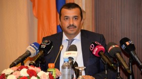 مواطنون يحاصرون وزير الطاقة في مطار تبسة