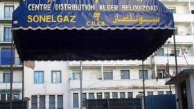 انقطاع التيار الكهربائي يفرض إفطارا على الشموع ويربك المصلين