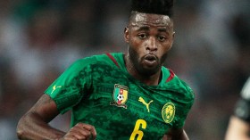 الكاميروني سونغ يعتزل اللعب دوليا في سن الـ27