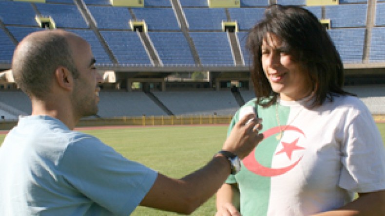 ‮”‬هذه‮ ‬قصة‮ ‬دخولي‮ ‬ملعب‮ ‬فرنسا‮ ‬في‮ ‬لقاء‮ ‬فرنسا‮ ‬ضد‮ ‬الجزائر‮”‬