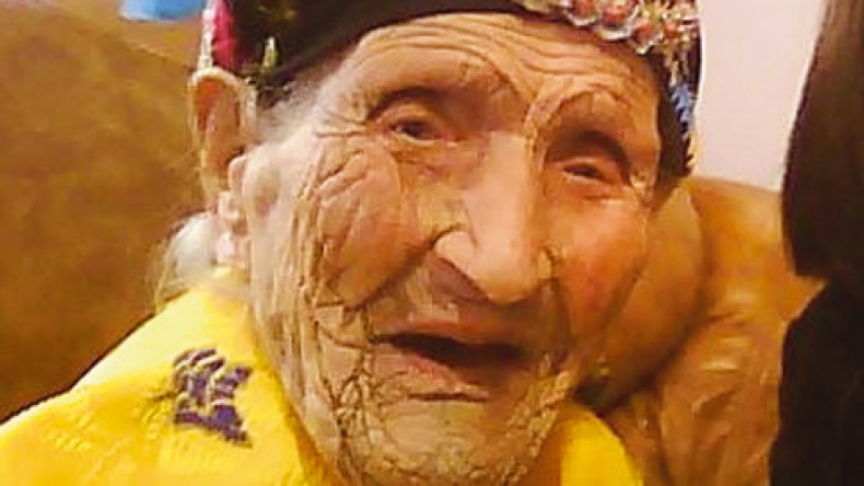 عمرها 120 سنة .. تصلي وتصوم ولم تزر الطبيب في حياتها