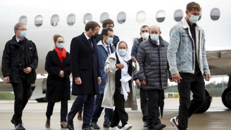 الرهينة الفرنسية السابقة بمالي تجيب ماكرون!