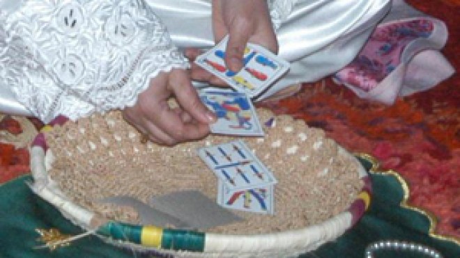 عائلة تحترف الشعوذة..تسطو على البيوت بعد تنويم العائلات مغناطيسيا