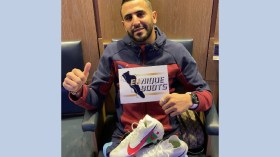 حذاء جديد للنجم محرز يحمل الراية الجزائرية