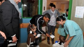 سوداني في عمل خيري لمصلحة أطفال المستشفيات