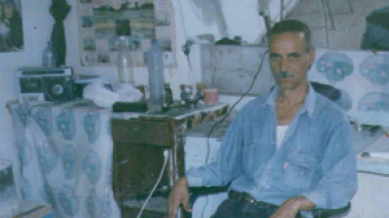 الحلاق أحرق نفسه أمام باب المير من أجل أطفاله في عيد الطفولة