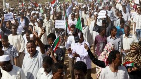 قتيل جديد والخرطوم تربط الاحتجاجات بإسرائيل