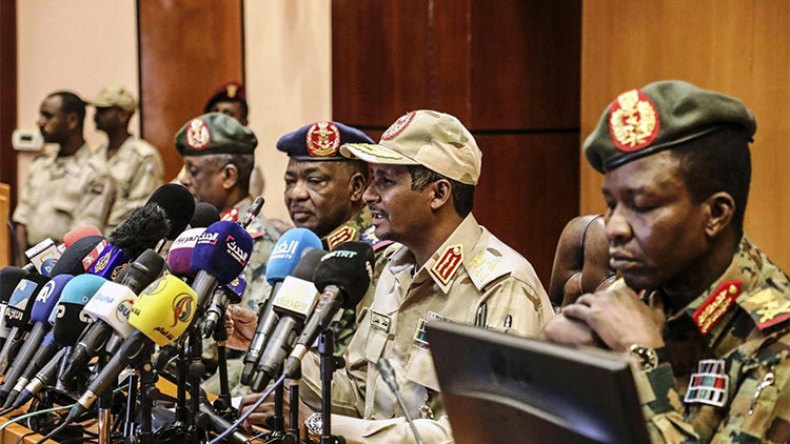 السودانيون يعبرون نحو الدولة المدنية بتوقيع اتفاق المرحلة الانتقالية