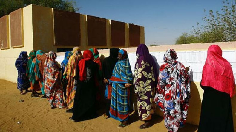 عمر البشير يرى أن الملابس النسوية تشكل هاجسا للأسر السودانية