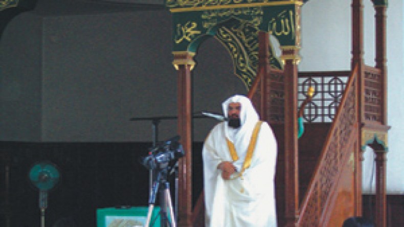 تشابك‮ ‬بالأيدي‮ ‬في‮ ‬حضرة‮ ‬الشيخ‮ ‬السديس‮ ‬بمسجد‮ ‬لندن‮ ‬المركزي‮! ‬