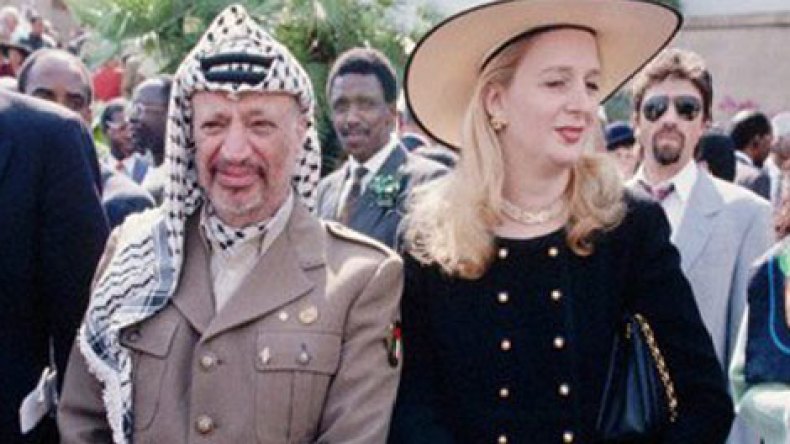 مسؤول إسرائيلي سابق: “إذا ثبت تسمم عرفات فزوجته قتلته”