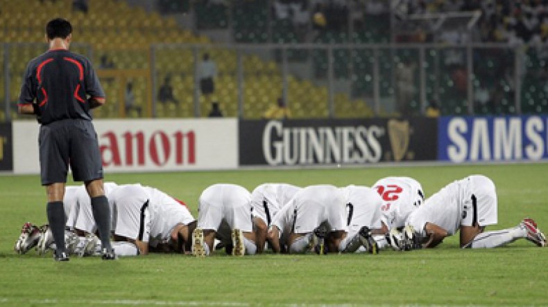 الفيفا تحذر وتمنع السجود والتثليث في الملاعب