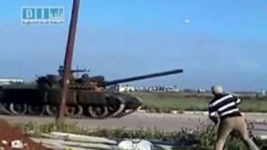 Syrie : l'armée envoie des renforts à Deraa et  tire contre les habitants