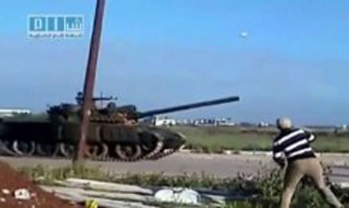 Syrie : l'armée envoie des renforts à Deraa et  tire contre les habitants