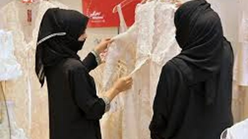 تجارٌ سلفيون يروّجون للماكياج والعطور والمايو الشرعي