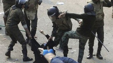 Scandale : une Égyptienne déshabillée et battue par des militaires