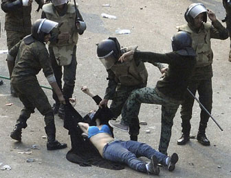 Scandale : une Égyptienne déshabillée et battue par des militaires