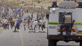 مواجهات بين الشرطة ومتظاهرين بجنوب إفريقيا.. وتخوفات على سلامة “الكان”