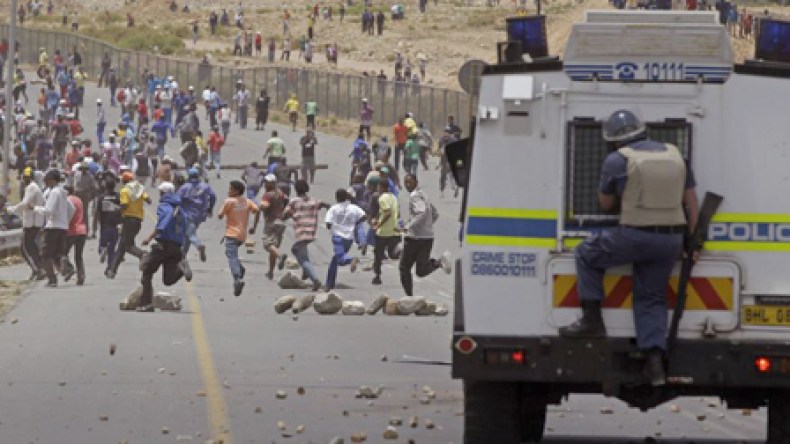 مواجهات بين الشرطة ومتظاهرين بجنوب إفريقيا.. وتخوفات على سلامة “الكان”