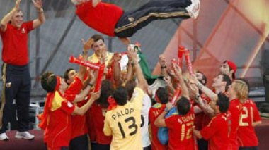 Spain welcomes football heroes home