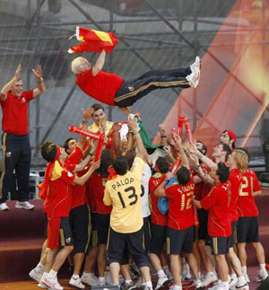 Spain welcomes football heroes home
